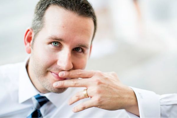 Nam đeo nhẫn tay nào, trái hay phải để hút tài lộc? Chọn chất liệu nhẫn nào phù hợp với mệnh?