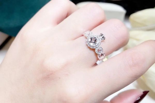 Đeo nhẫn túi tiền quay ra hay quay vào để thu hút tài lộc? Cách chọn nhẫn túi tiền hợp mệnh