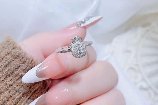 Đeo nhẫn túi tiền quay ra hay quay vào để thu hút tài lộc? Đeo nhẫn túi tiền quay ra hay quay vào để thu hút tài lộc?