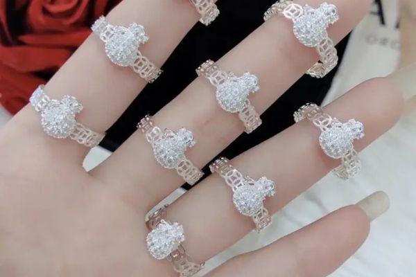 Đeo nhẫn túi tiền quay ra hay quay vào để thu hút tài lộc? Đeo nhẫn túi tiền quay vào giữ tài lộc