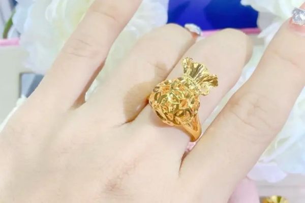 Đeo nhẫn túi tiền quay ra hay quay vào để thu hút tài lộc? Đeo nhẫn túi tiền tay nào: Tay phải hay trái?