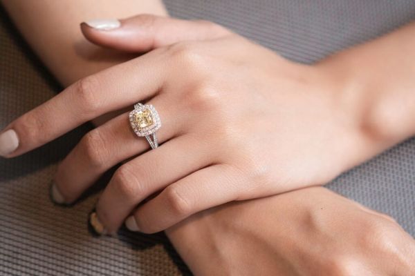 Đeo nhẫn bị xanh tay: Nguyên nhân và 4 cách khắc phục hiệu quả Kiểm tra thành phần và chất lượng nhẫn