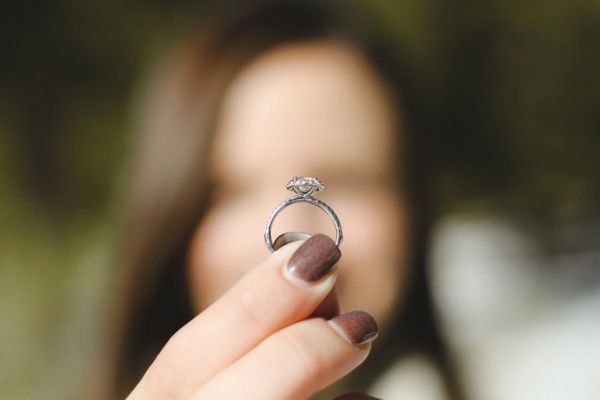 5 Cách tháo nhẫn bị chật hiệu quả và an toàn tại nhà Làm rộng nhẫn bị chật như thế nào?