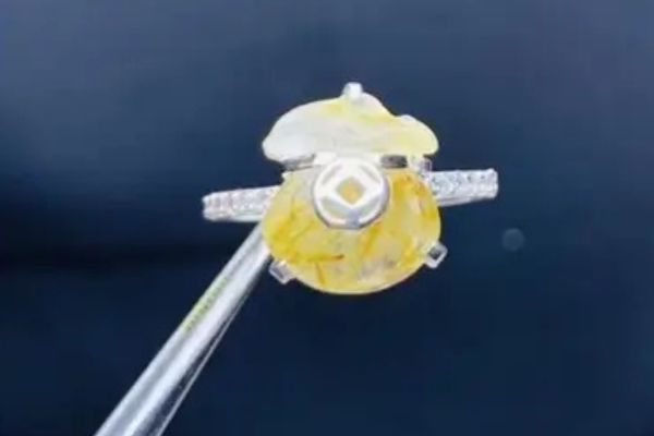Đeo nhẫn túi tiền quay ra hay quay vào để thu hút tài lộc? Lưu ý khi sử dụng nhẫn túi tiền