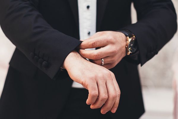 Nam đeo nhẫn tay nào, trái hay phải để hút tài lộc? Ngón áp út – Tiền tài và tài khí