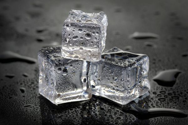 5 Cách tháo nhẫn bị chật hiệu quả và an toàn tại nhà Ngâm nước đá để giảm sưng