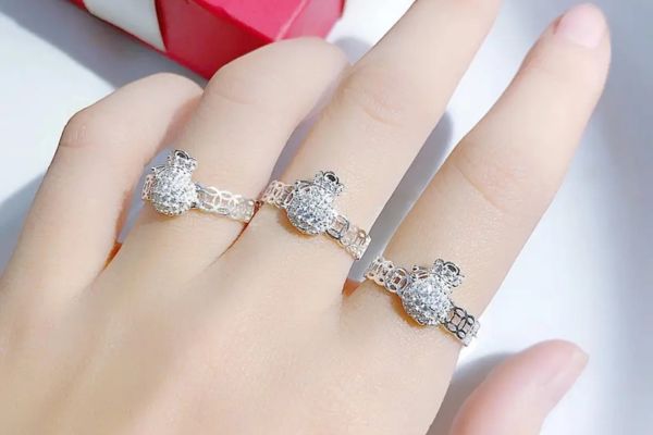 Đeo nhẫn túi tiền quay ra hay quay vào để thu hút tài lộc? Nhẫn túi tiền có ý nghĩa gì?