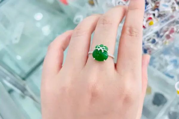 Đeo nhẫn túi tiền quay ra hay quay vào để thu hút tài lộc? Nhẫn túi tiền đeo ngón nào?