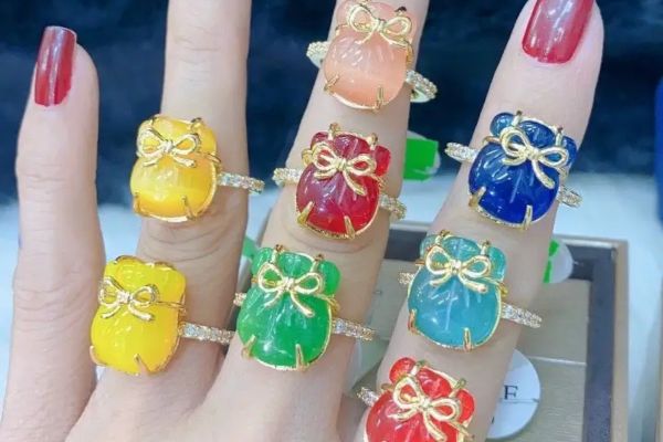 Đeo nhẫn túi tiền quay ra hay quay vào để thu hút tài lộc? Những điều kiêng kỵ khi đeo nhẫn túi tiền