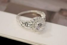 Nữ đeo nhẫn kim tiền tay trái hay phải để thu hút tài lộc?