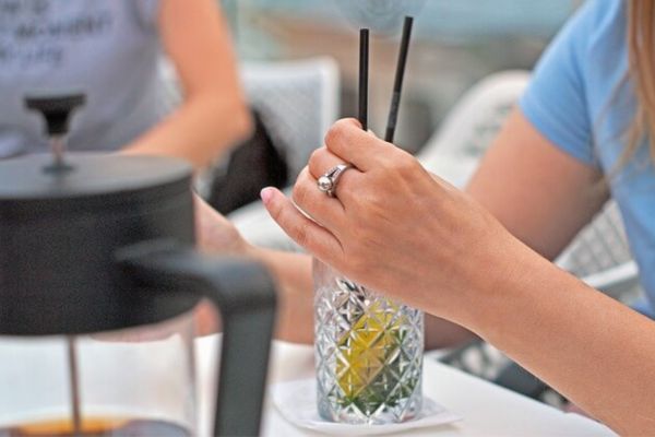 Ý nghĩa ngón tay đeo nhẫn của nữ theo phong thủy Nữ nên đeo nhẫn tay trái hay phải