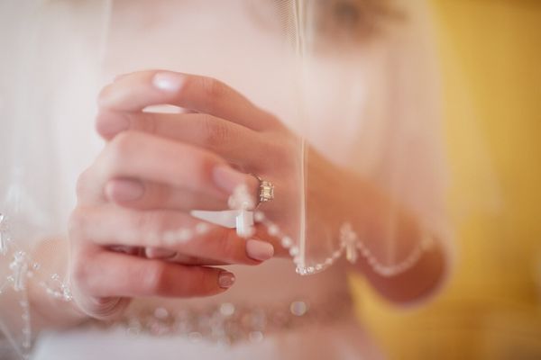 Đeo nhẫn ngón áp út: Ý nghĩa với nữ, nam đeo tay phải, trái Đeo nhẫn ngón áp út: Biểu tượng của tình yêu vĩnh cửu