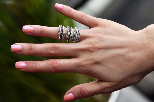 Đeo nhẫn ngón áp út: Ý nghĩa với nữ, nam đeo tay phải, trái Đeo nhẫn ngón áp út để làm trang sức