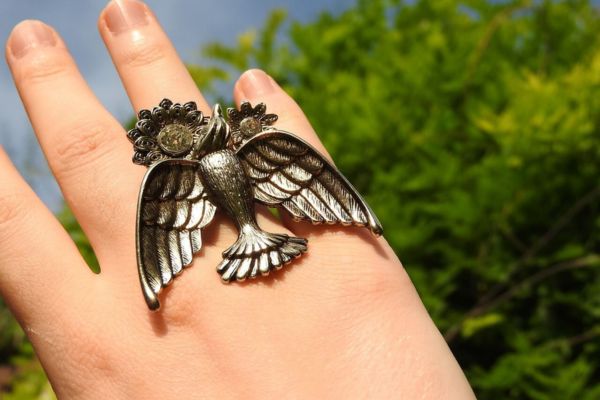 Đeo nhẫn ngón áp út: Ý nghĩa với nữ, nam đeo tay phải, trái Nhẫn đeo ngón áp út - Thể hiện giá trị cá nhân