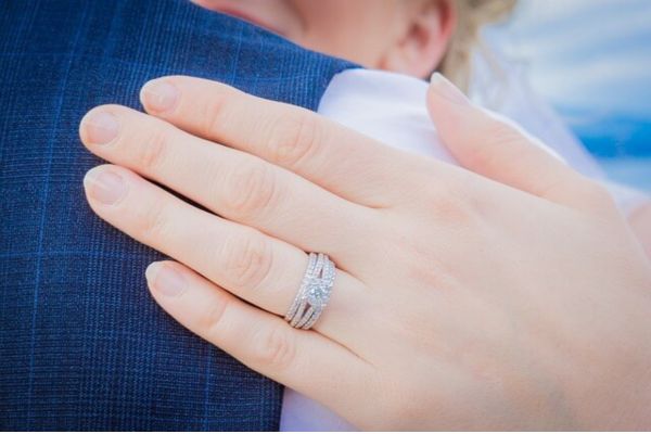 Đeo nhẫn ngón áp út: Ý nghĩa với nữ, nam đeo tay phải, trái Lưu ý khi đeo nhẫn ngón áp út