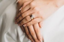 Đeo nhẫn ngón áp út: Ý nghĩa với nữ, nam đeo tay phải, trái