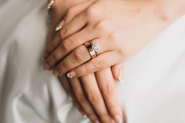Đeo nhẫn ngón áp út: Ý nghĩa với nữ, nam đeo tay phải, trái Đeo nhẫn ngón áp út: Ý nghĩa với nữ, nam đeo tay phải, trái