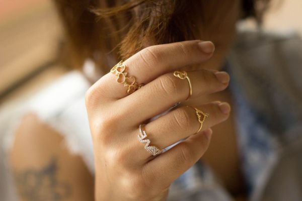 Đeo nhẫn ngón trỏ: Ý nghĩa với nữ - nam; tay trái - tay phải Đeo nhẫn ngón trỏ theo ngũ hành