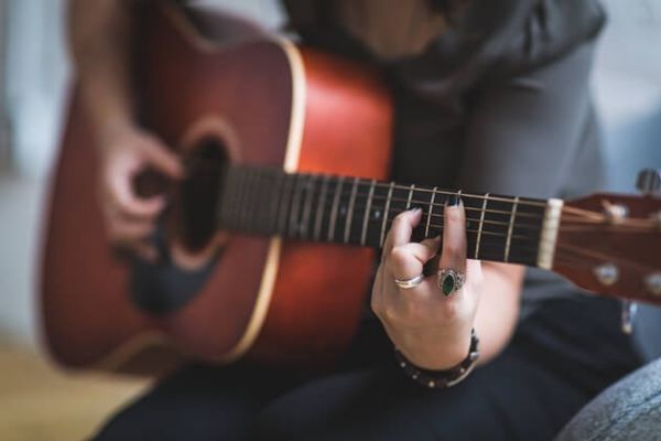 Đeo nhẫn ngón trỏ: Ý nghĩa với nữ - nam; tay trái - tay phải Đeo nhẫn ngón trỏ: Ý nghĩa với nữ - nam; tay trái - tay phải