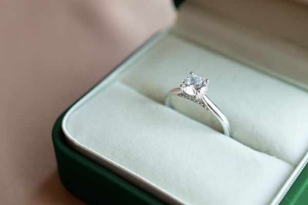 Đeo nhẫn ngón út: Ý nghĩa với nữ, nam khi đeo tay trái, phải Gợi ý cách phối đồ với đeo nhẫn ngón út
