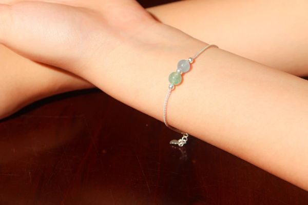 Đeo vòng phong thủy tay nào mang lại tài lộc, may mắn Đeo vòng phong thủy tay nào: Tay trái thu hút vận may