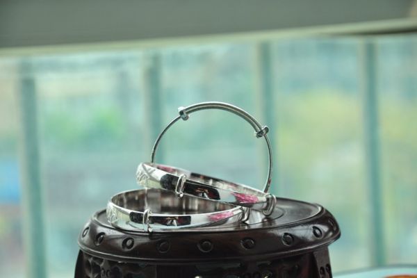 Titan và bạc cái nào đắt hơn: So sánh Titan và bạc chi tiết Màu sắc và bề mặt hoàn thiện