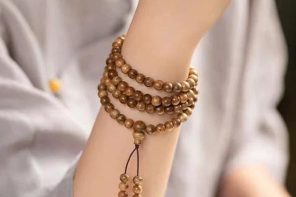 Đeo vòng phong thủy tay nào mang lại tài lộc, may mắn Nguồn gốc của vòng tay phong thủy