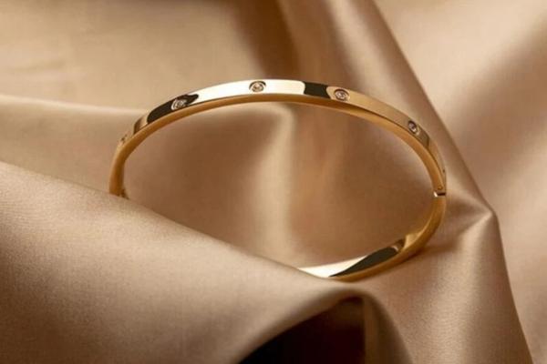 Vòng tay Titan có tốt không, có gỉ không: Ưu, nhược điểm Cách phân biệt vòng tay Titan và vòng tay Inox