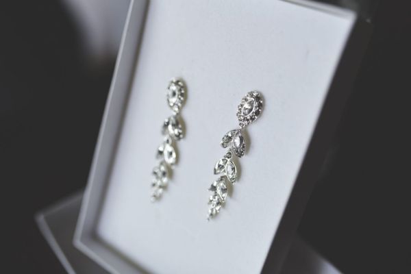 Titan và bạc cái nào đắt hơn: So sánh Titan và bạc chi tiết So sánh Titan và bạc về việc vệ sinh và bảo quản sản phẩm