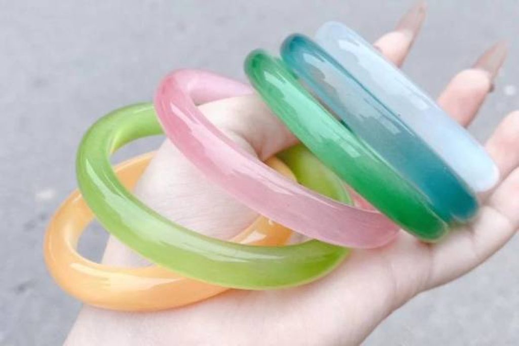 Đeo vòng phong thủy tay nào mang lại tài lộc, may mắn Tác dụng của vòng tay phong thủy