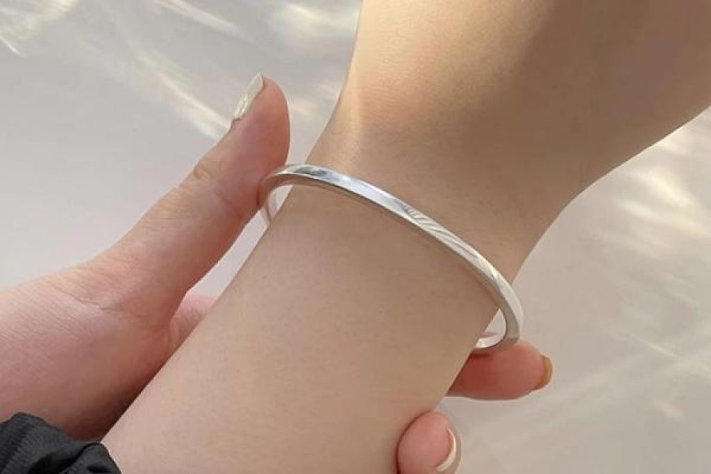 Vòng tay Titan có tốt không, có gỉ không: Ưu, nhược điểm Vòng tay Titan có gỉ không, có đen không?